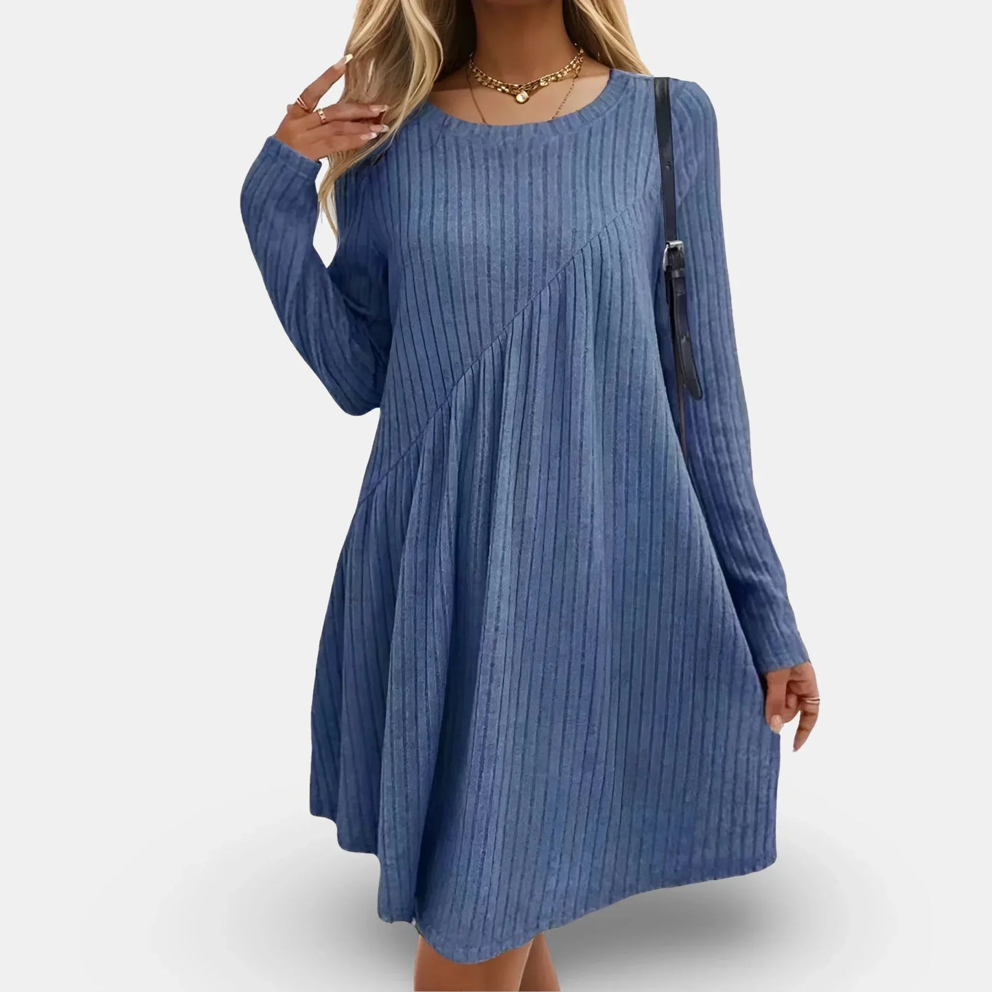 Robe courte texturée à manches longues, col rond, en tissu fluide pour un style décontracté cet automne.