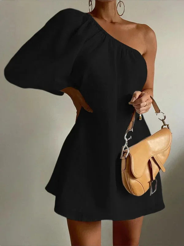 Robe courte asymétrique à une épaule, avec manches bouffantes, en tissu léger parfait pour les soirées d'été.