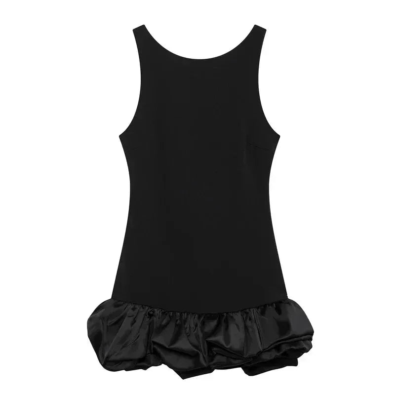 Robe courte volantée sans manches en coton léger, disponible en plusieurs couleurs, parfaite pour les journées estivales.
