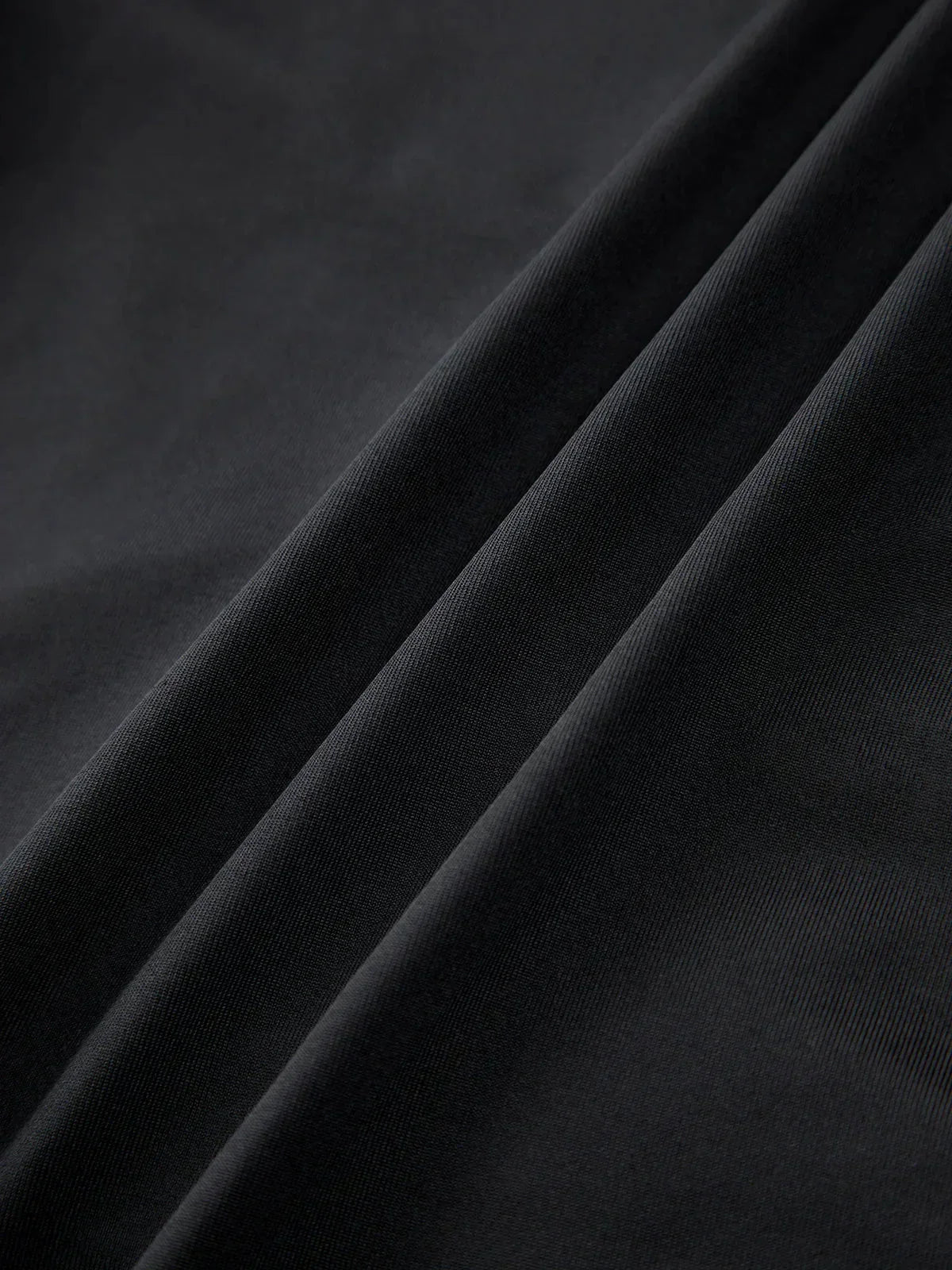 Top femme noir bustier en coton, décolleté en cœur, design ajusté mettant en valeur la silhouette féminine.