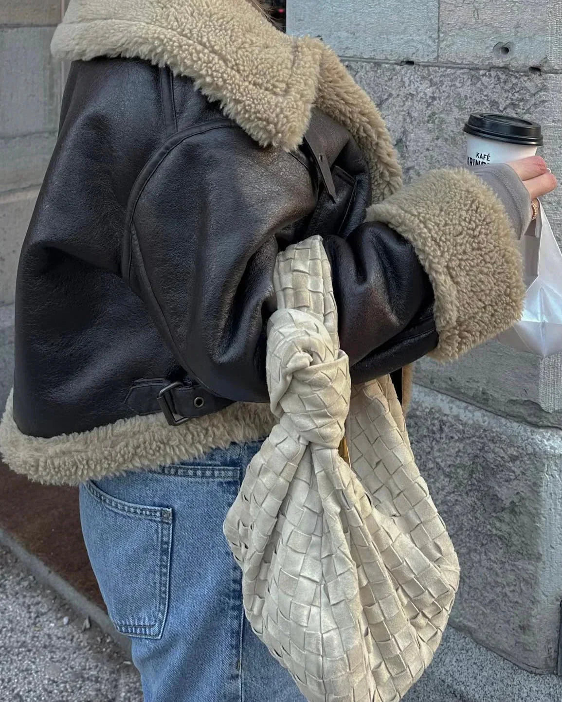 Veste aviateur femme en simili cuir marron, avec un col en laine, fermeture éclair et poches zippées sur les côtés.