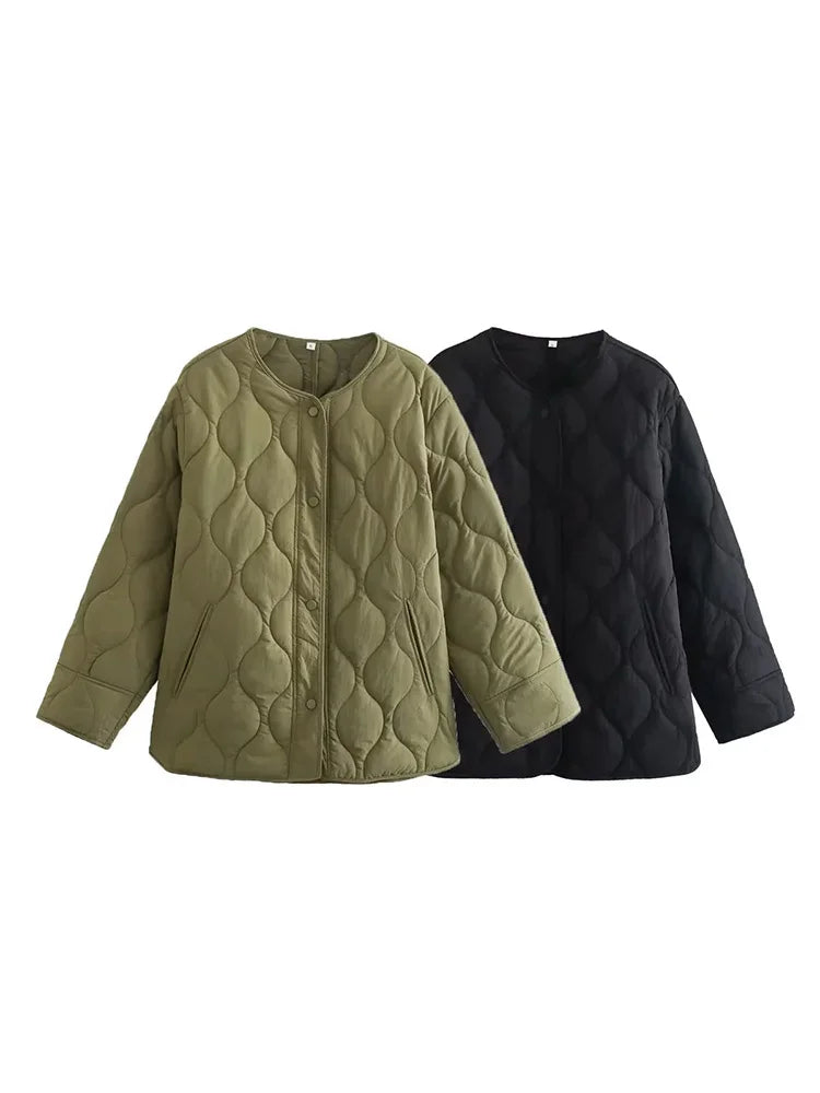 Veste femme ample matelassée avec capuche et poches, conçue pour l'hiver.