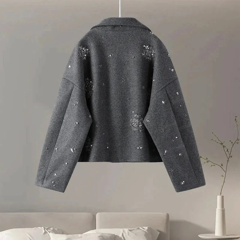 Veste femme col montant gris, broderie sur le devant, manches chauve-souris, tissu léger et doux.