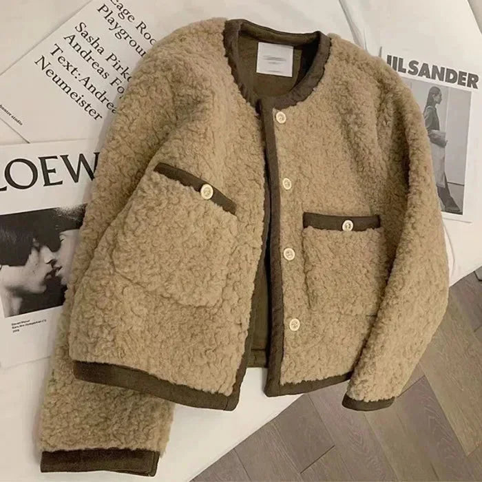 Veste femme courte en tissu peluche marron, avec poches et coupe moderne pour un confort agréable.