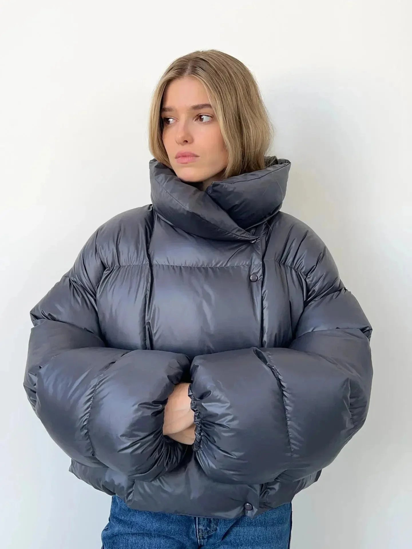 Doudoune oversize verte pour femme avec col montant, en matériau résistant et déperlant.
