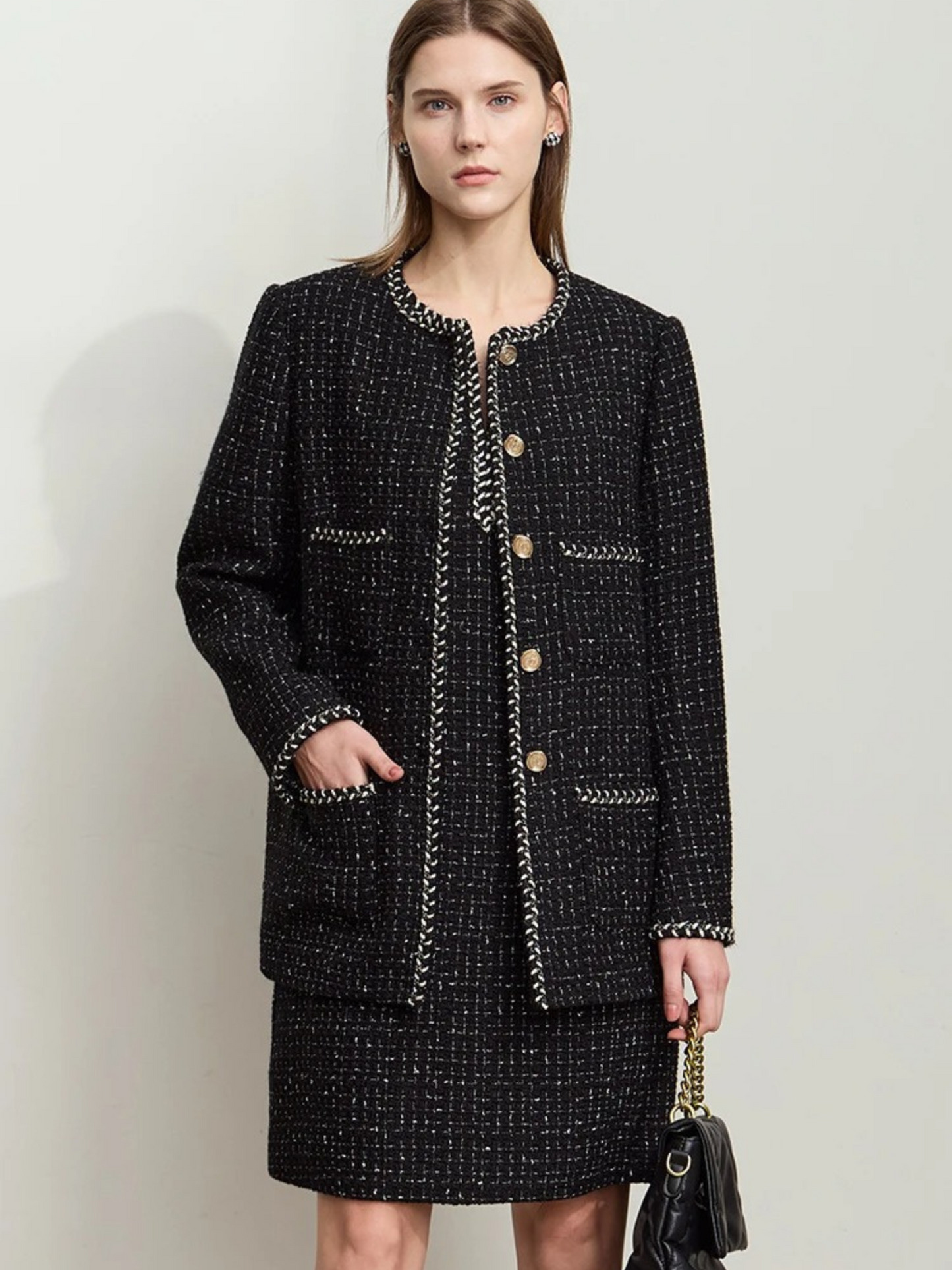 Schwarzes Tweed-Set mit Goldknöpfen, Modellansicht von vorne.

