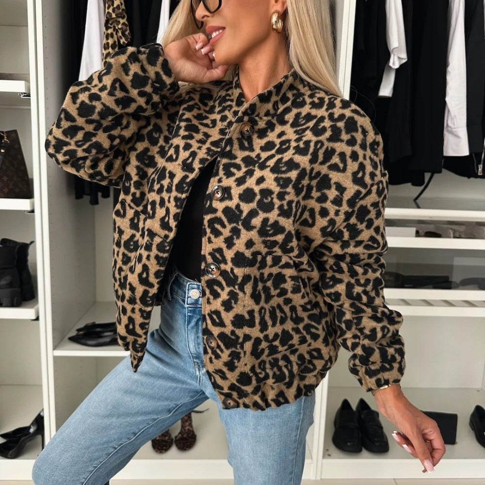 Giacca Donna con Motivo Leopardo e Chiusura a Bottoni