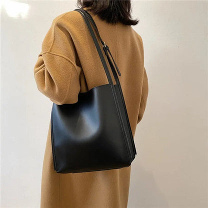 Borsa Tracolla Donna in Pelle Linee Pulite e Tracolla Stretta