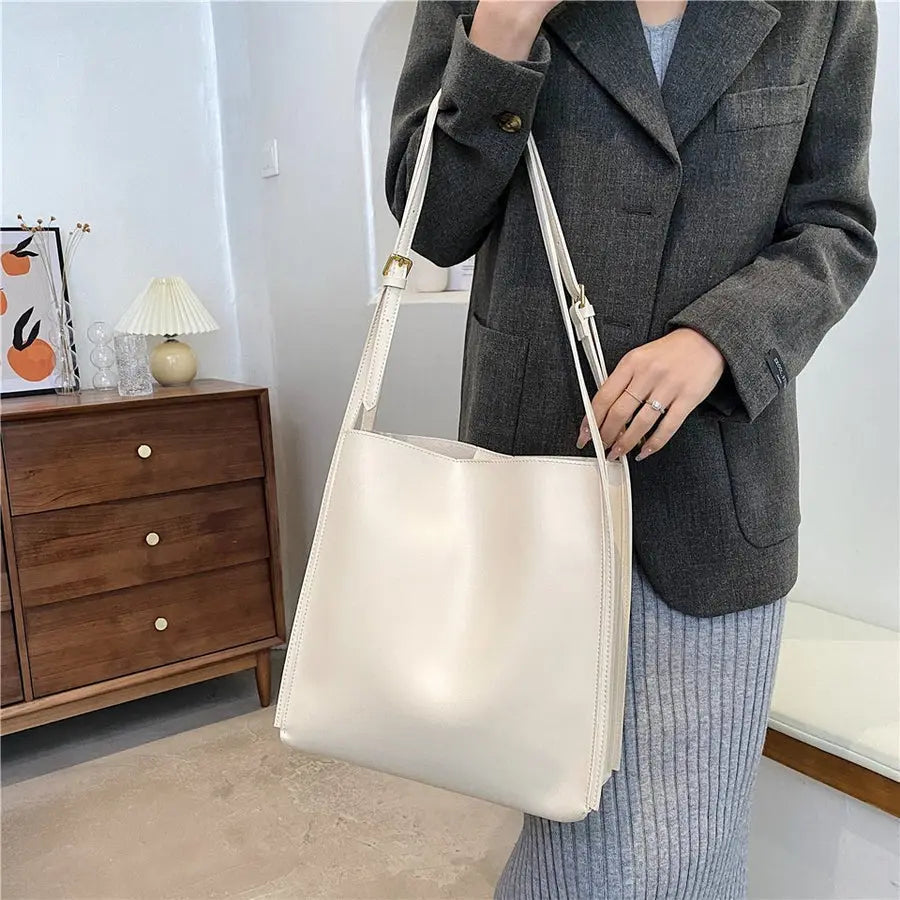 Borsa Tracolla Donna in Pelle Linee Pulite e Tracolla Stretta