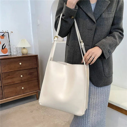 Borsa Tracolla Donna in Pelle Linee Pulite e Tracolla Stretta