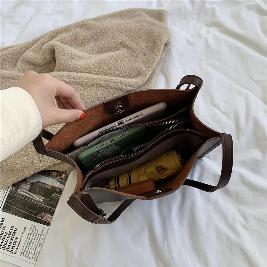 Borsa Tracolla Donna in Pelle Linee Pulite e Tracolla Stretta