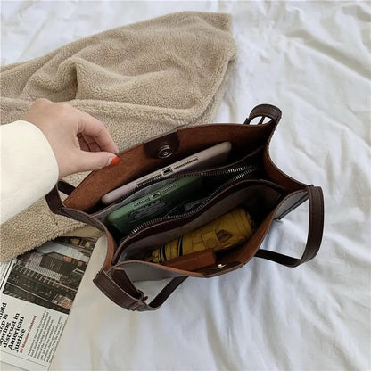 Borsa Tracolla Donna in Pelle Linee Pulite e Tracolla Stretta