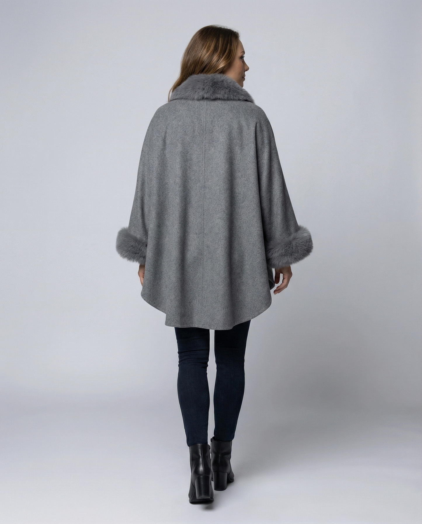 Cappotto Donna in Ecopelliccia Stile Cape