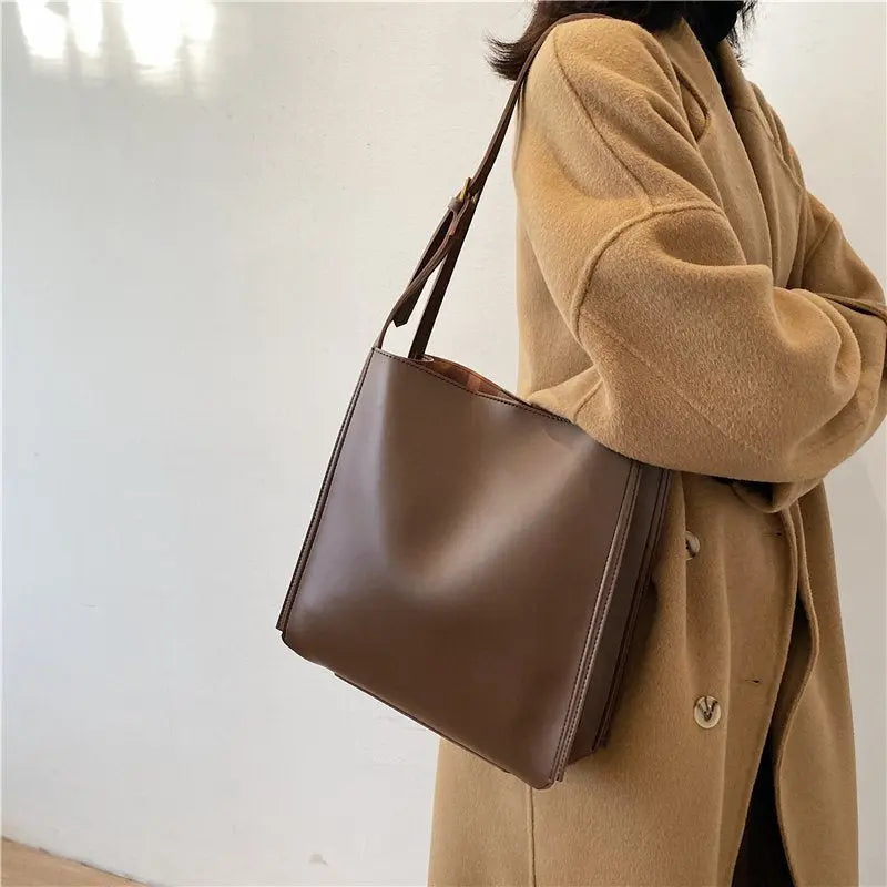 Borsa Tracolla Donna in Pelle Linee Pulite e Tracolla Stretta