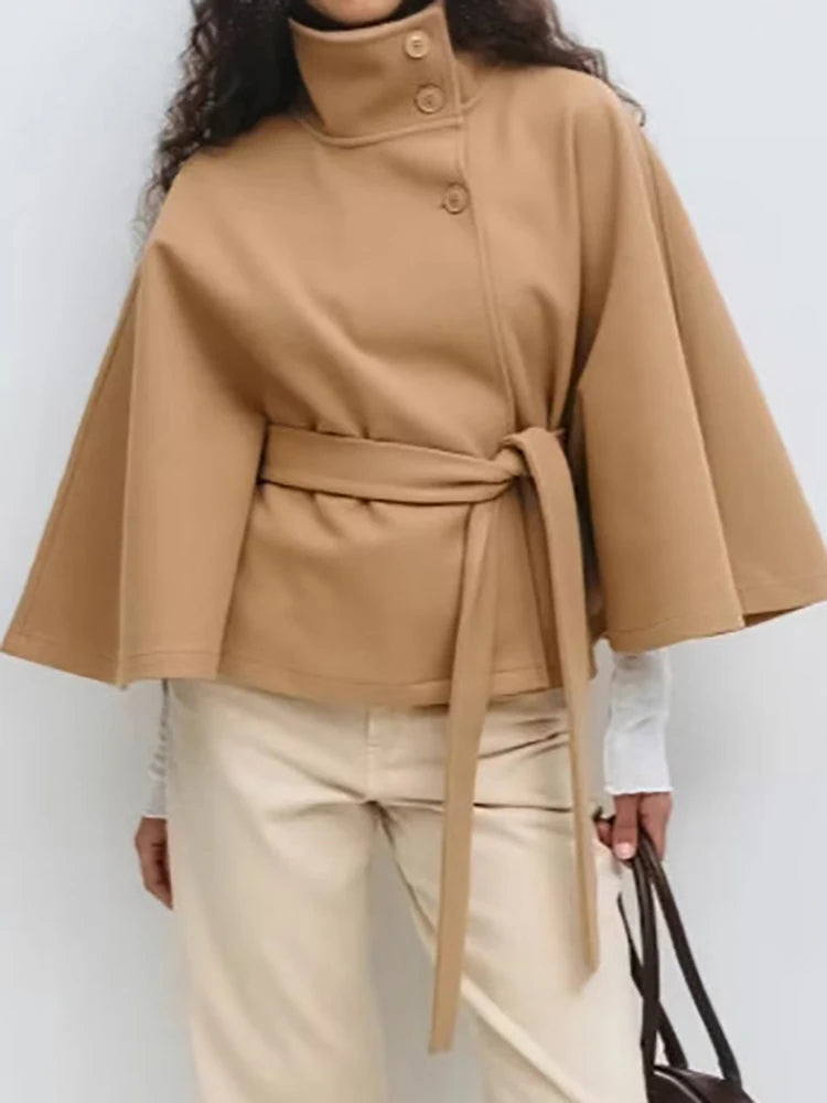 Cappotto a Mantella dal Design Elegante da Donna | Lirena