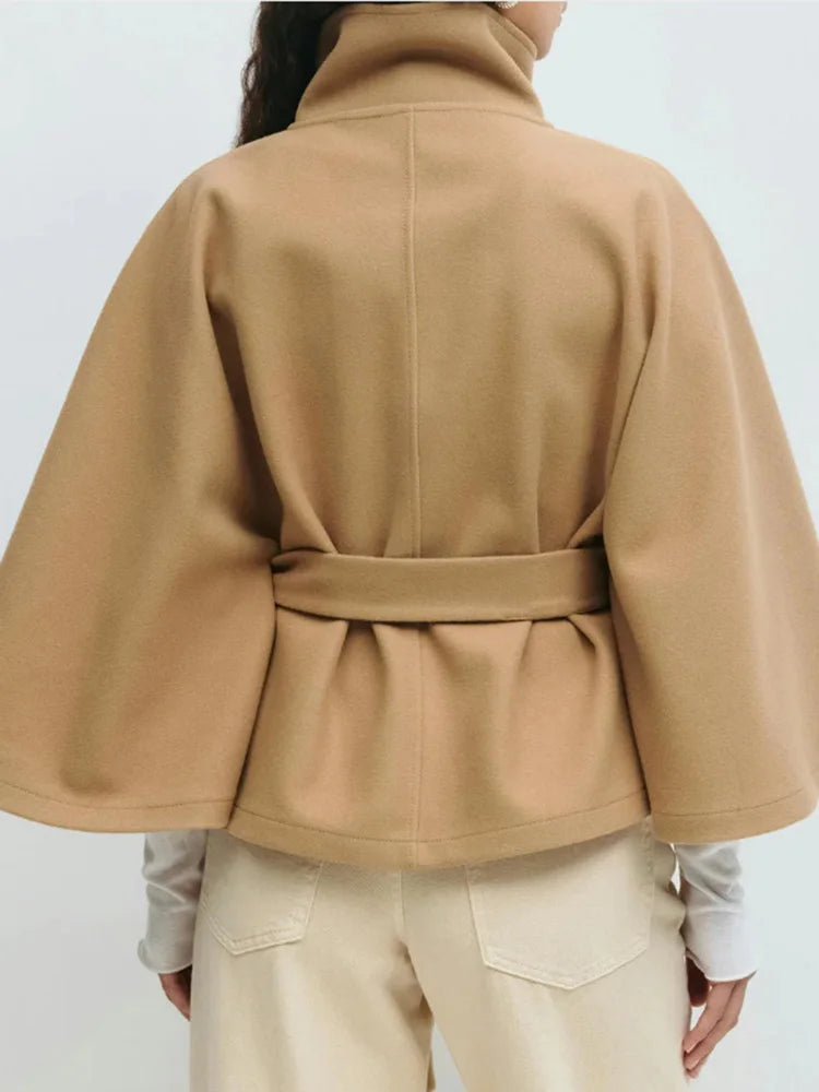 Cappotto a Mantella dal Design Elegante da Donna | Lirena