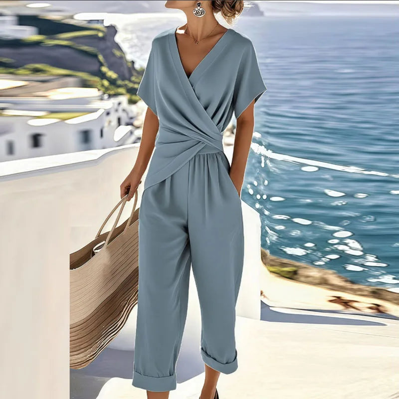 Completo da donna elegante in due pezzi: top avvolgente e pantaloni sartoriali per eventi estivi 1