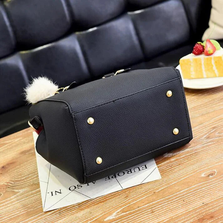 Elegante borsa da donna con ciondolo e dettagli in peluche 2