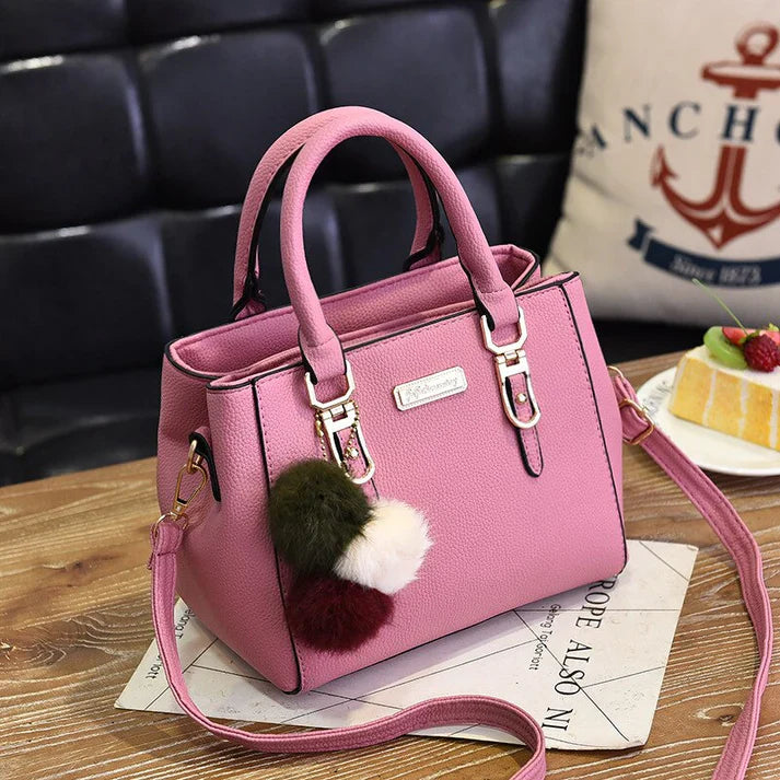 Elegante borsa da donna con ciondolo e dettagli in peluche 3