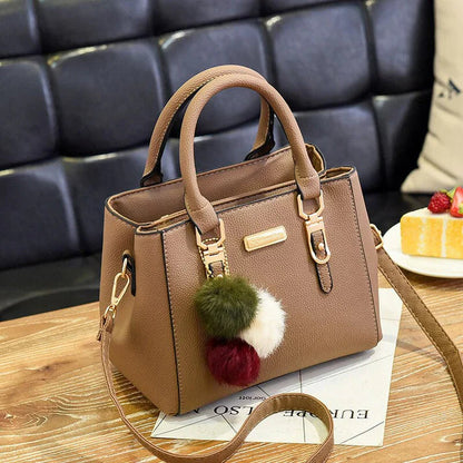 Elegante borsa da donna con ciondolo e dettagli in peluche 6