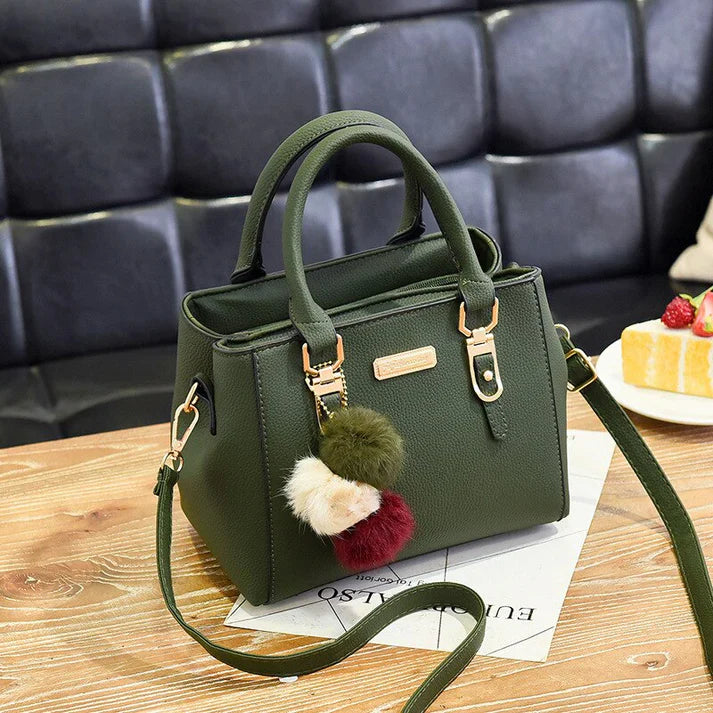 Elegante borsa da donna con ciondolo e dettagli in peluche 7