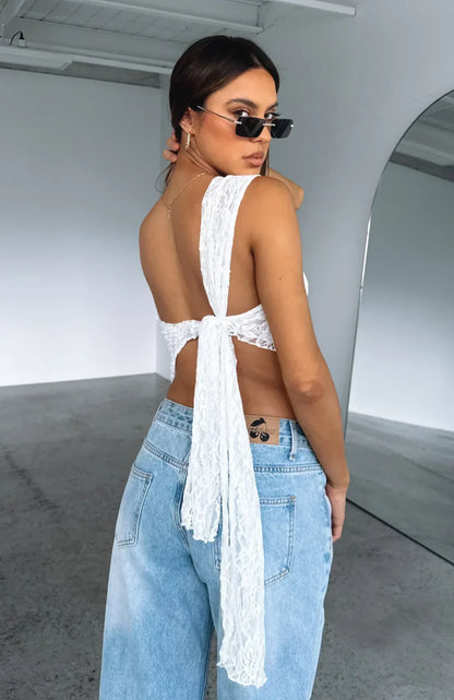 Donna in Pizzo con Dettagli sul Retro
