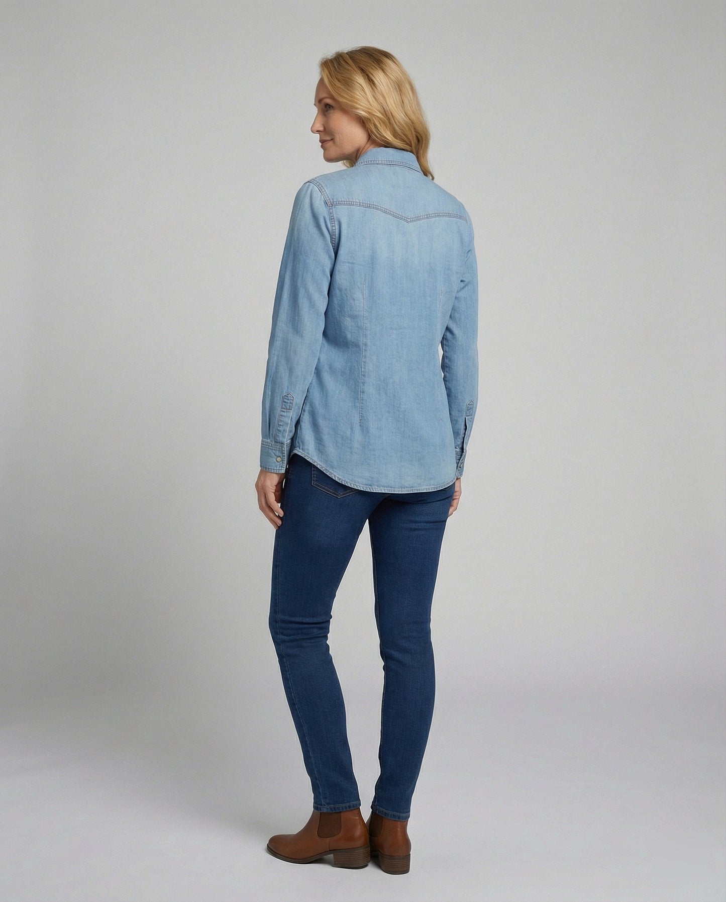 Camicia Jeans Donna con Tasche Decorative sul Petto
