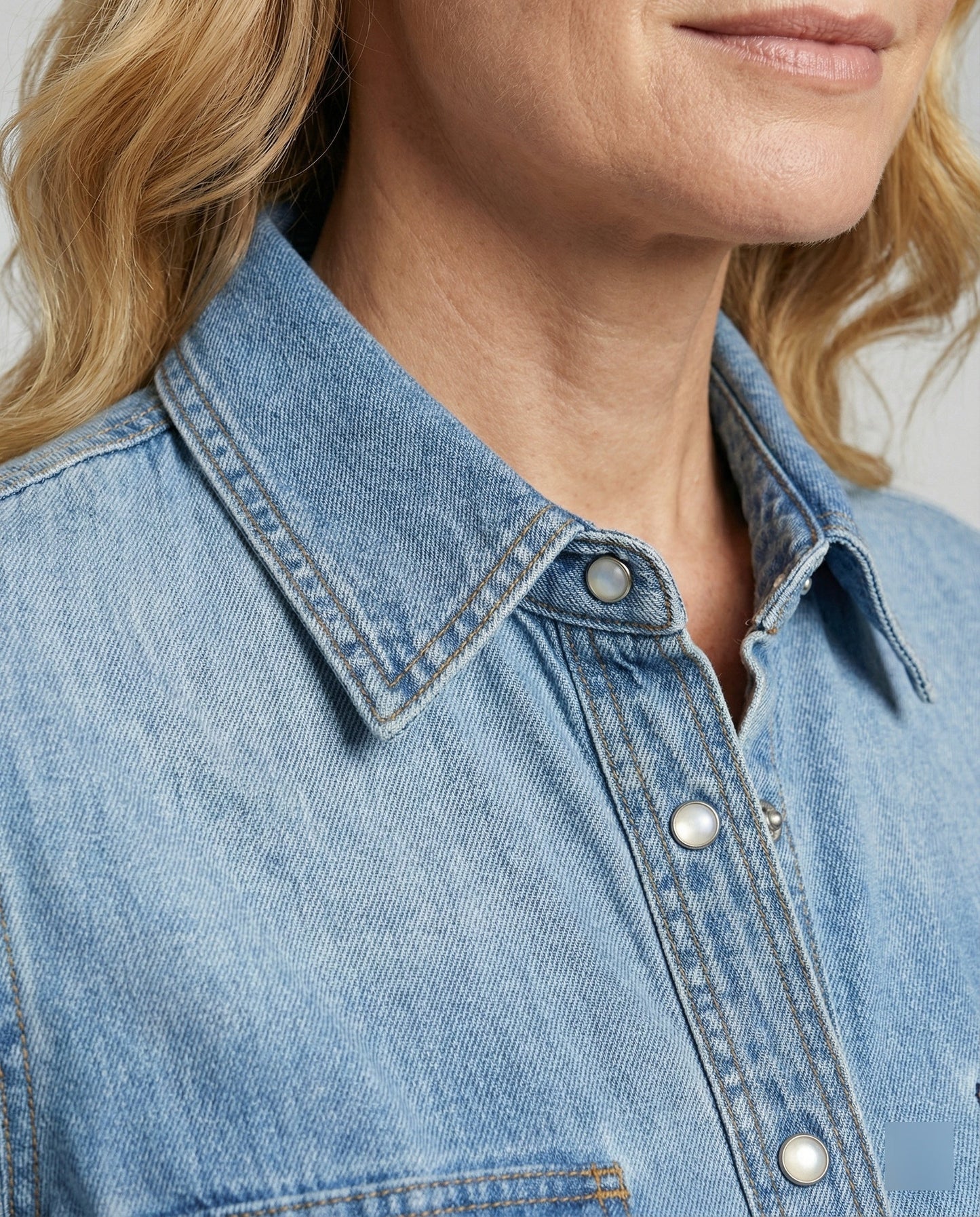 Camicia Jeans Donna con Tasche Decorative sul Petto
