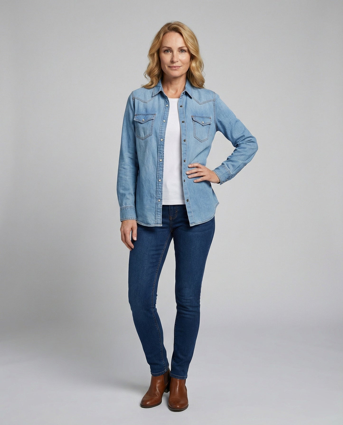 Camicia Jeans Donna con Tasche Decorative sul Petto