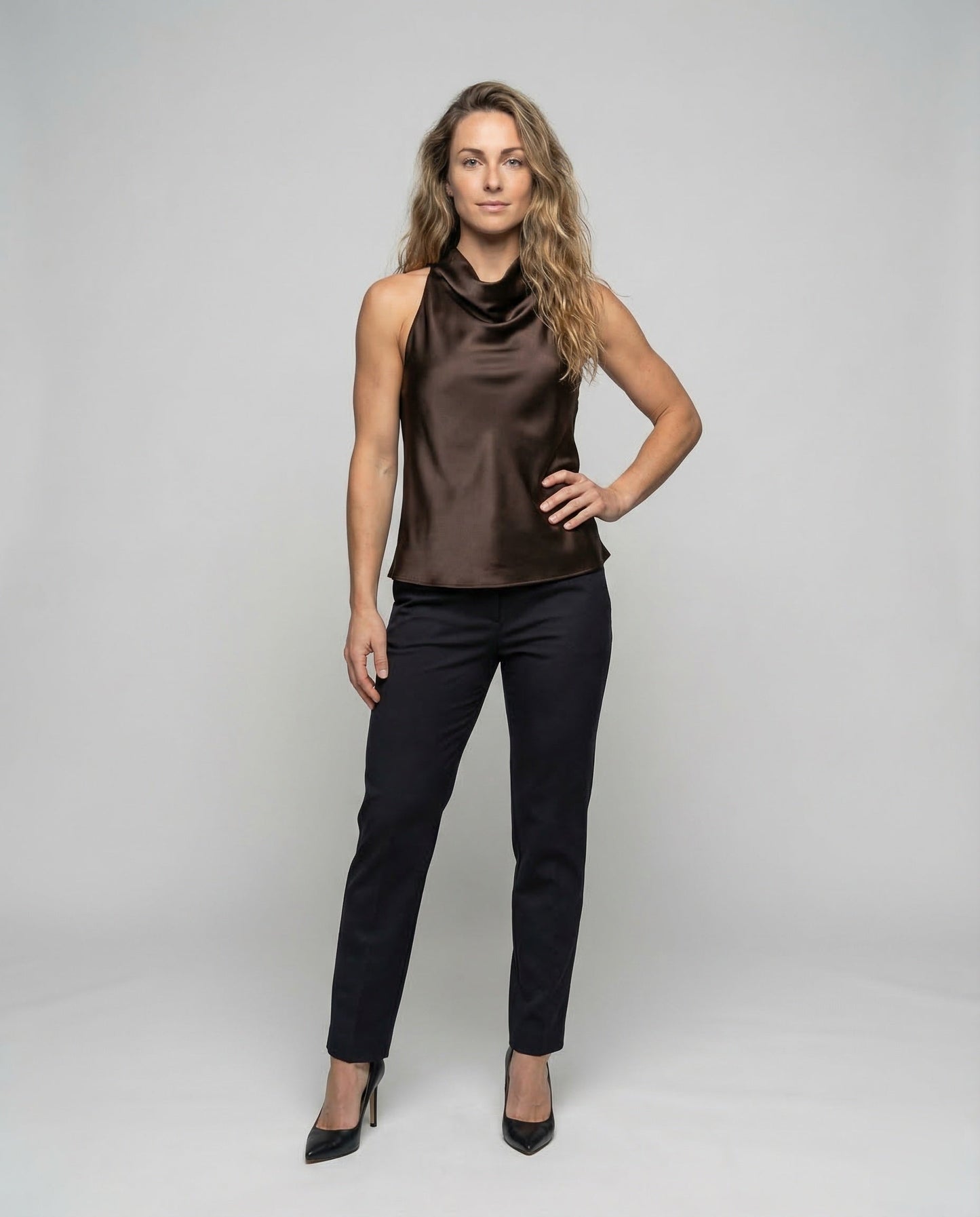 Elegante Donna Scollo a Cascata Senza Maniche - Brentozzi