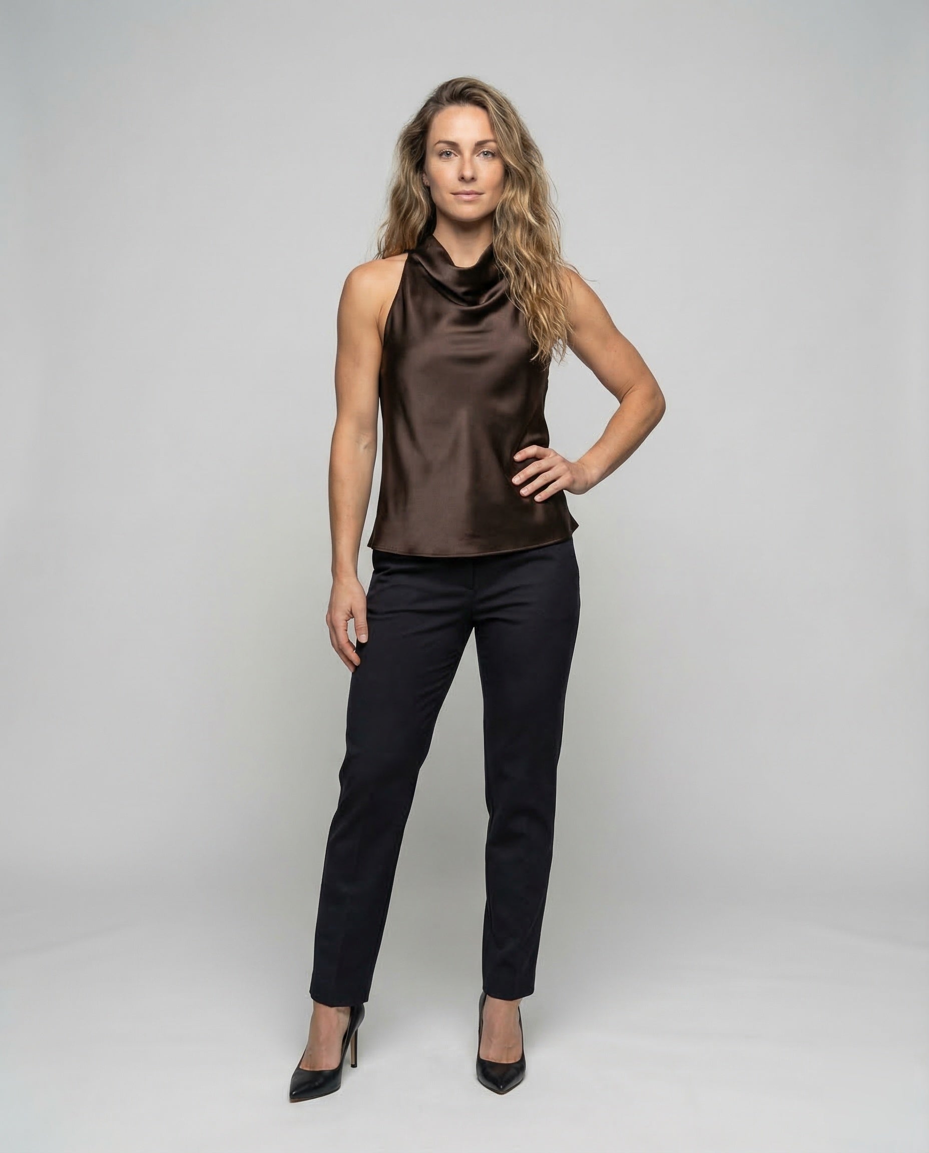 Elegante Donna Scollo a Cascata Senza Maniche - Brentozzi