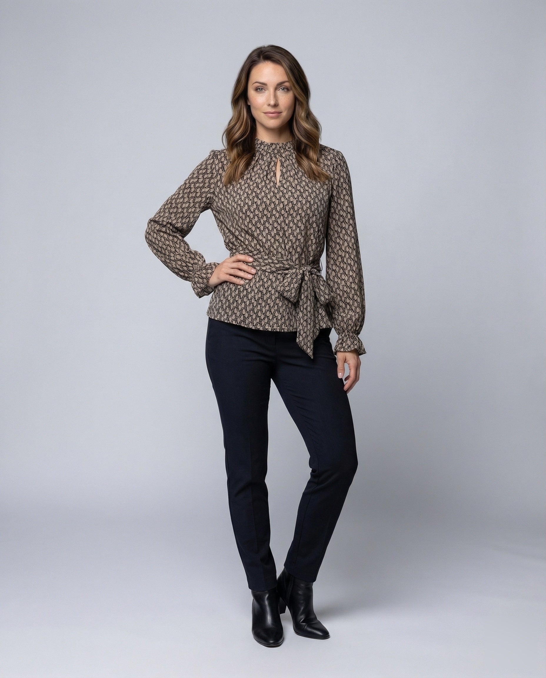 Blusa Donna Stampa Retrò Collo Alto Arricciato Polsini Volant - Brentozzi