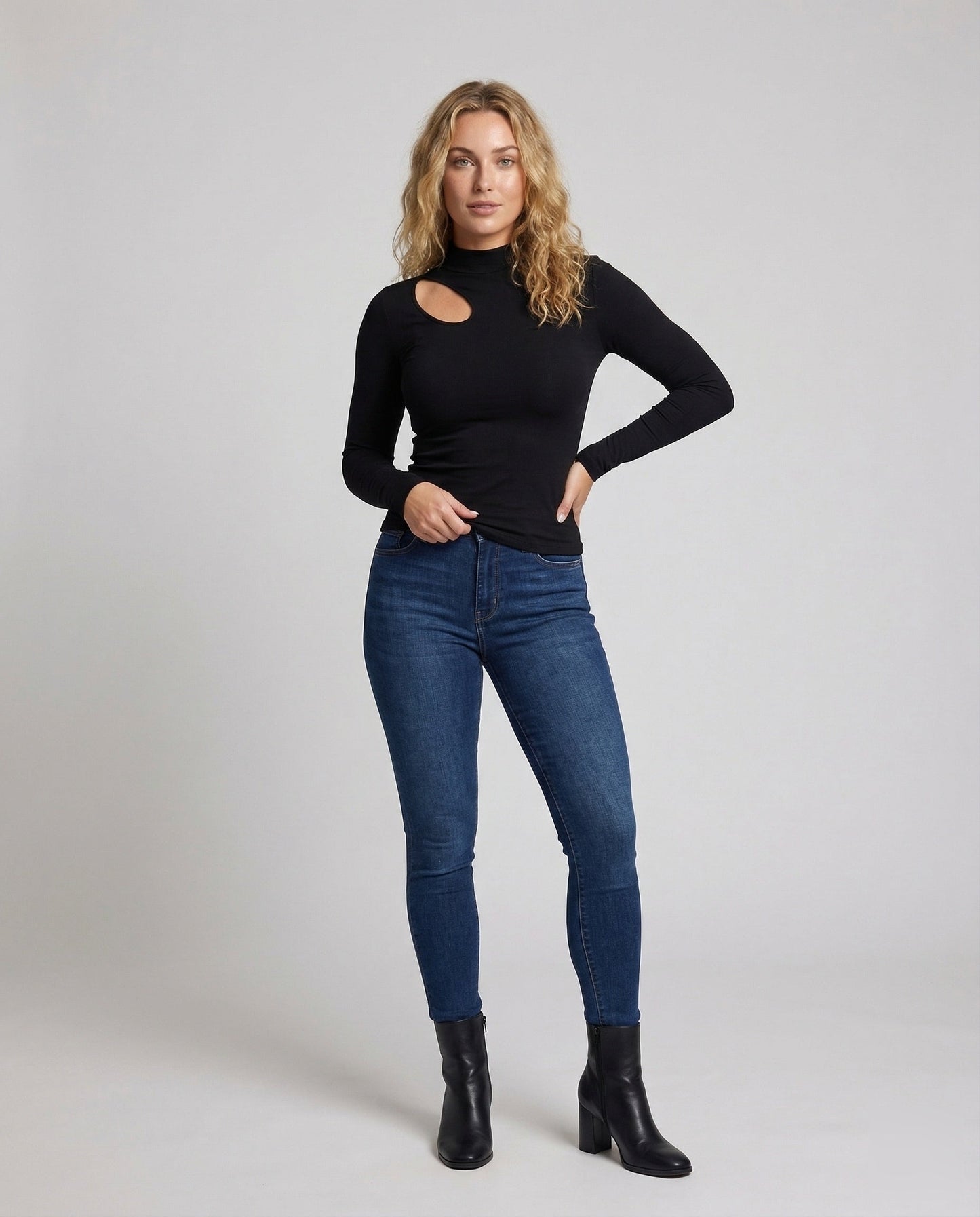 Maglione Donna in Maglia Sottile Maniche Asimmetriche con Fori per - Brentozzi