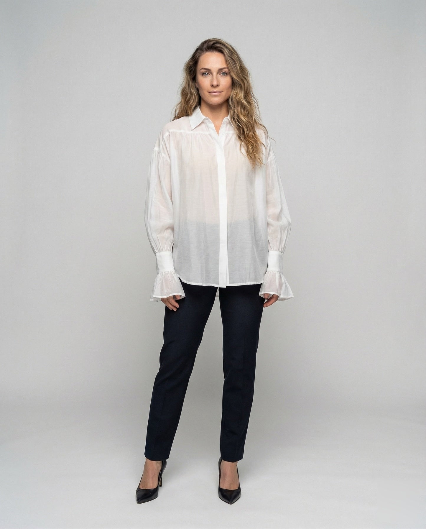 Damen leichte Baumwollbluse mit geraffter Schulterpartie. - Brentozzi
