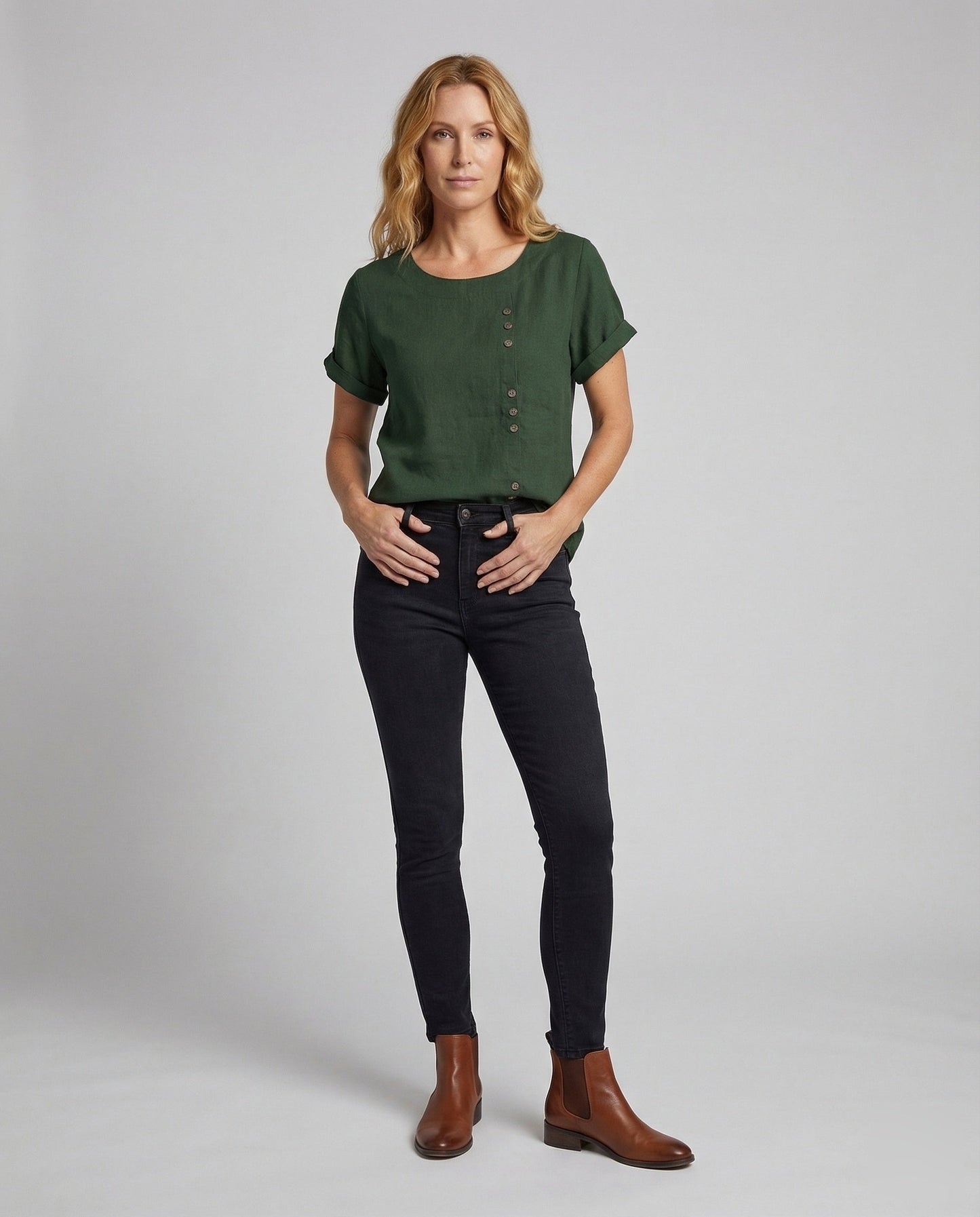 Donna in Maglia Costina con Spalle Squadrate e Maglia Sottile - Brentozzi