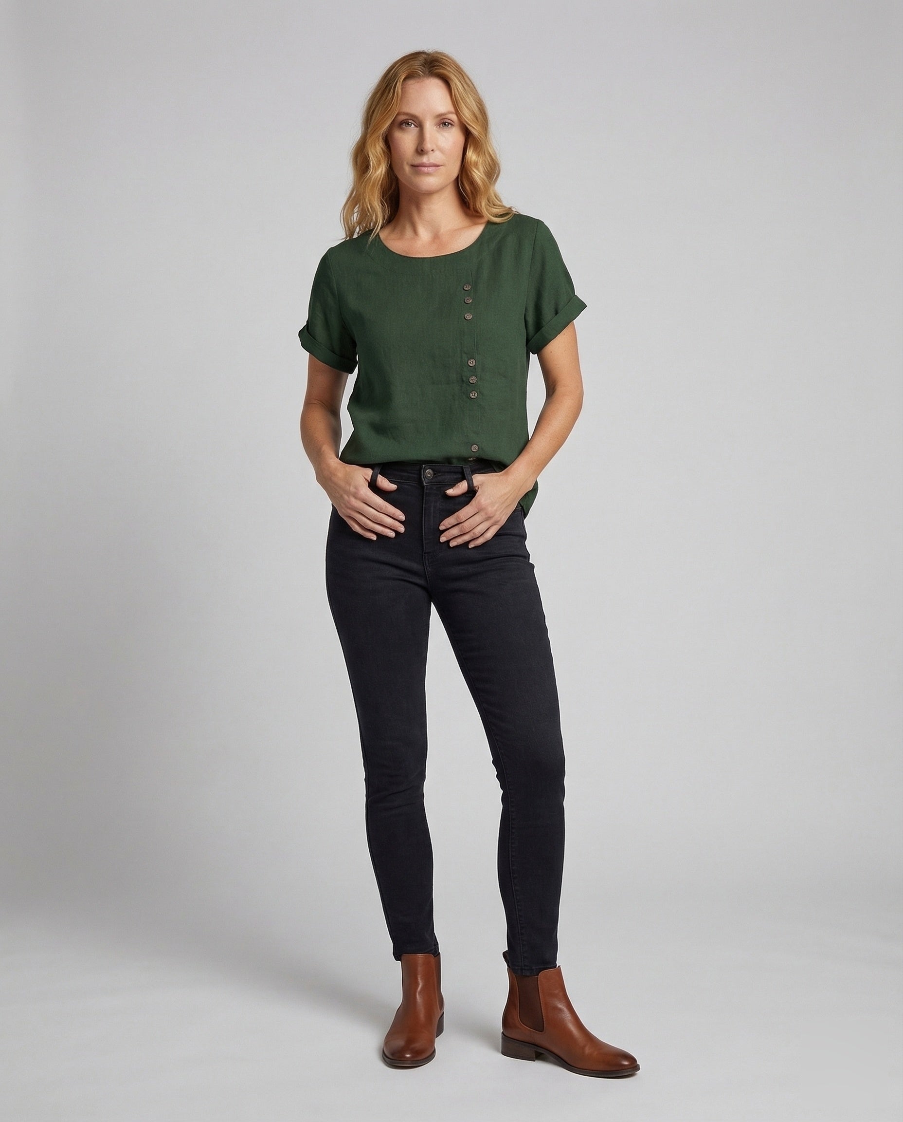 Donna in Maglia Costina con Spalle Squadrate e Maglia Sottile - Brentozzi