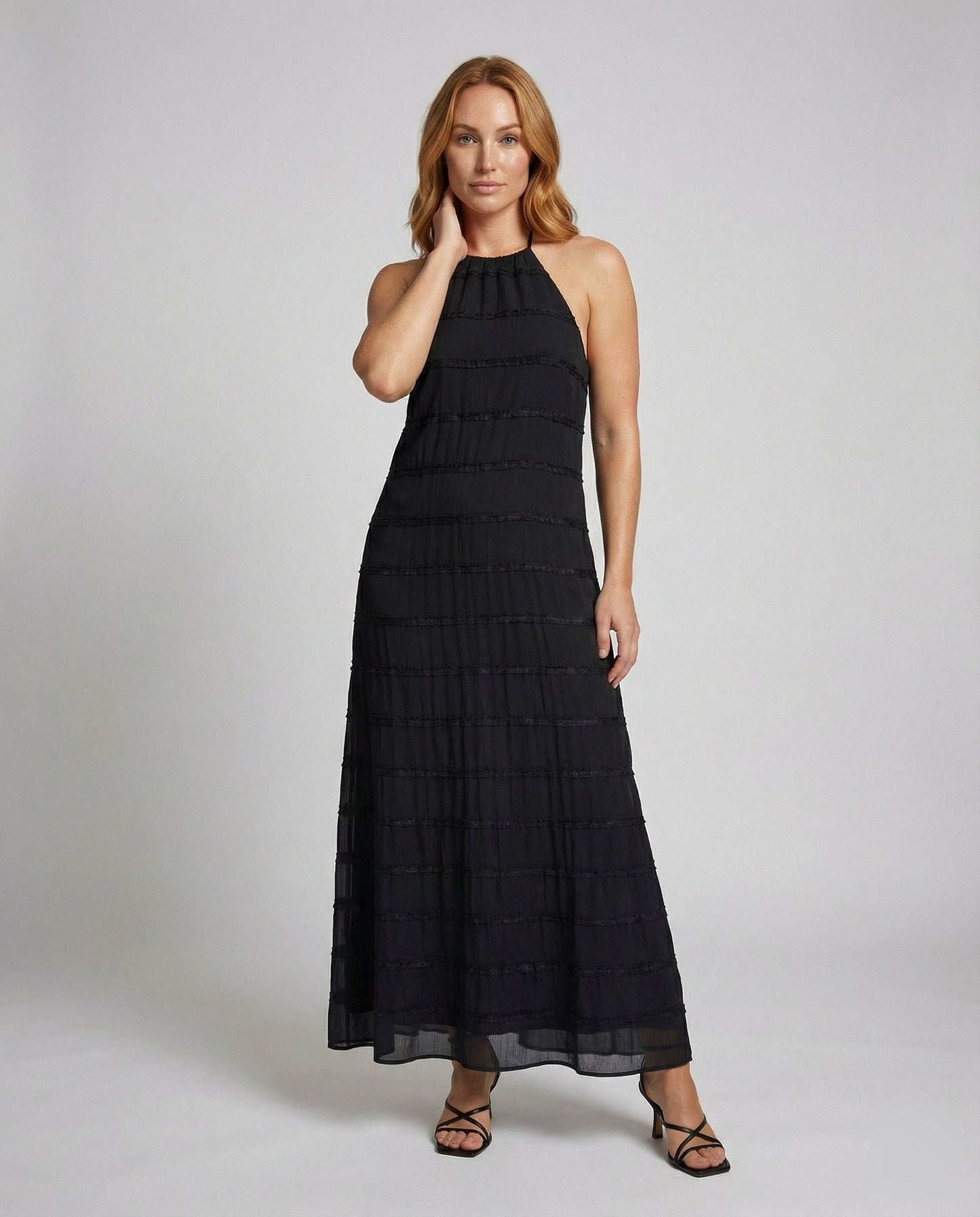 Abito Maxi Donna Sottile con Scollo Halter e Balze Crinkle - Brentozzi