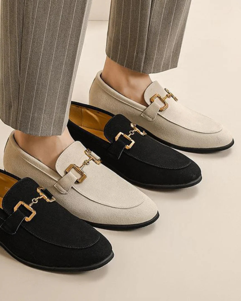 Pantofole Uomo in Pelle Scamosciata con Dettaglio Metallico Elegante