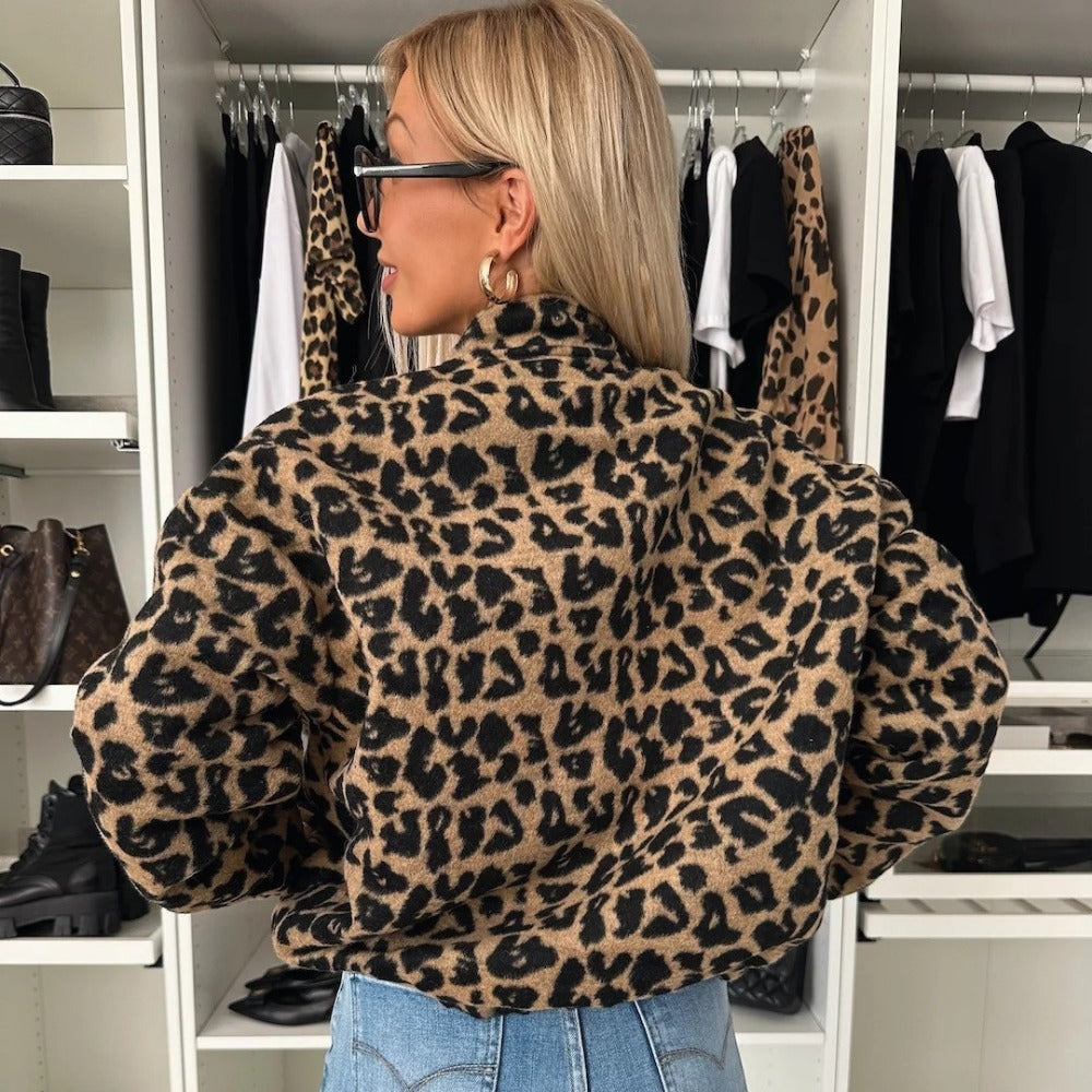 Giacca Donna con Motivo Leopardo e Chiusura a Bottoni