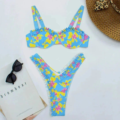 Bikini femme à volants avec motifs floraux, en tissu doux, comprenant un haut soutenu et un bas assorti à la taille normale.