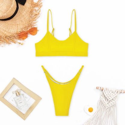 Bikini push-up femme jaune, avec doublure ajustable et bretelles, en tissu doux pour un confort optimal à la plage.