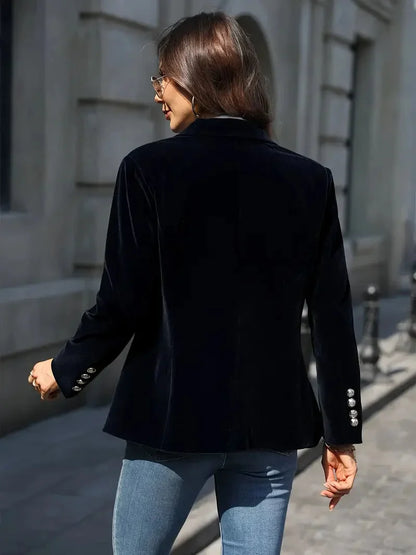 Blazer ajusté en velours noir pour femme, avec boutons décoratifs modernes et coupe classique.