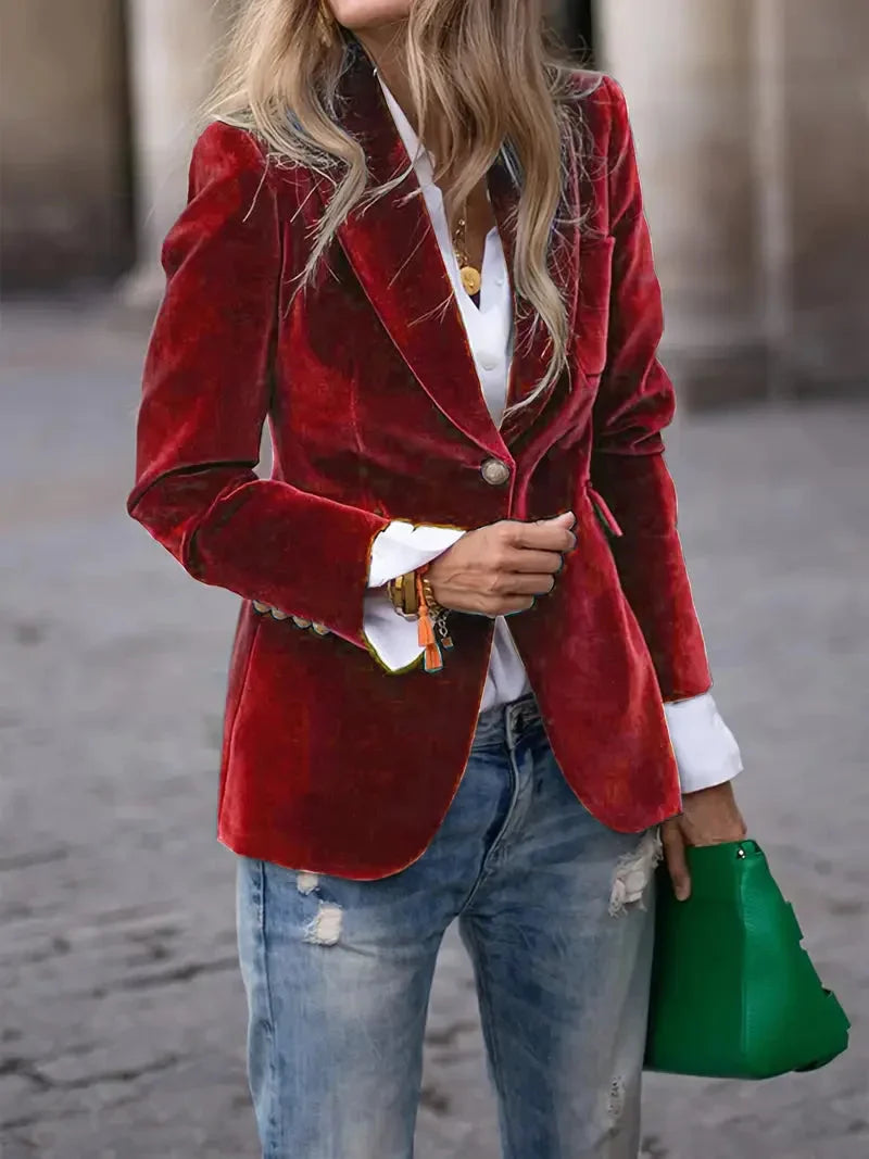 Blazer ajusté en velours rouge pour femme, avec boutons décoratifs et coupe cintrée.