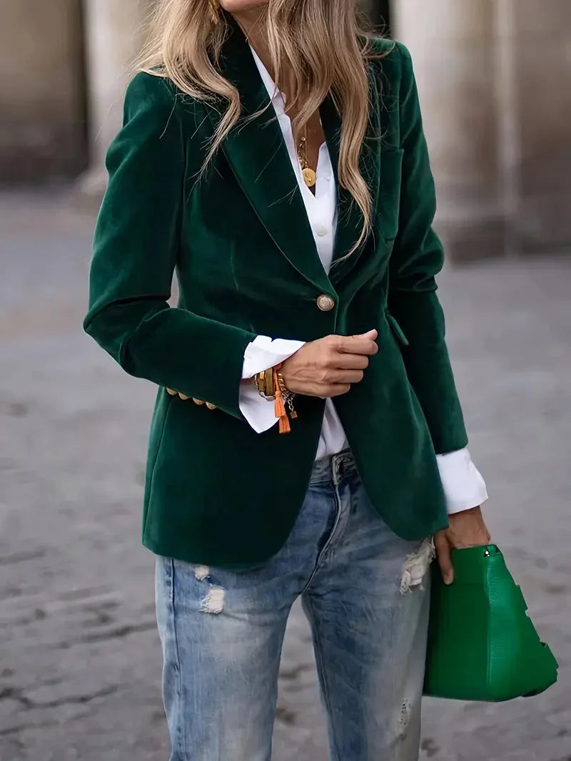 Blazer ajusté en velours bleu marine pour femme, avec boutons décoratifs modernes et coupe cintrée.
