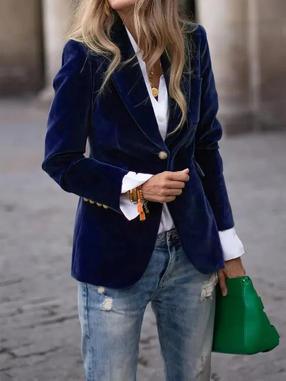 Blazer ajusté en velours bleu marine pour femme, avec boutons décoratifs et coupe cintrée.
