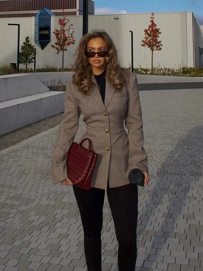 Blazer à carreaux marron pour femme, avec boutons dorés et coupe moderne.