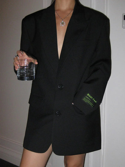 Blazer femme oversize avec boutons, en polyester, coupe décontractée et détails élégants pour des tenues variées.