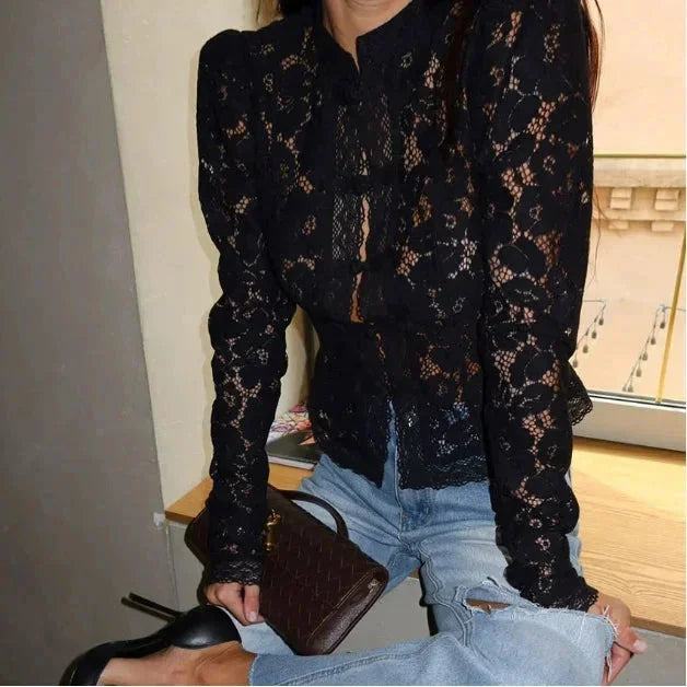 Blouse en dentelle femme, col montant, manches longues, adaptée pour des occasions spéciales ou des tenues élégantes.