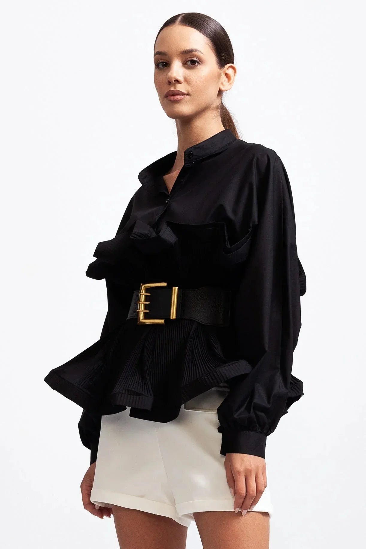 Blouse femme noire avec volants et manches volumineuses en tissu léger pour un style décontracté.