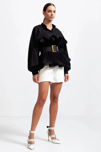 Blouse noire pour femme avec volants et manches volumineuses en coton respirant.